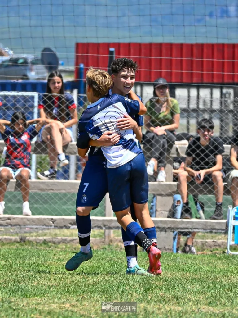 Festejo de gol capturado por Enfokart fotografía deportiva